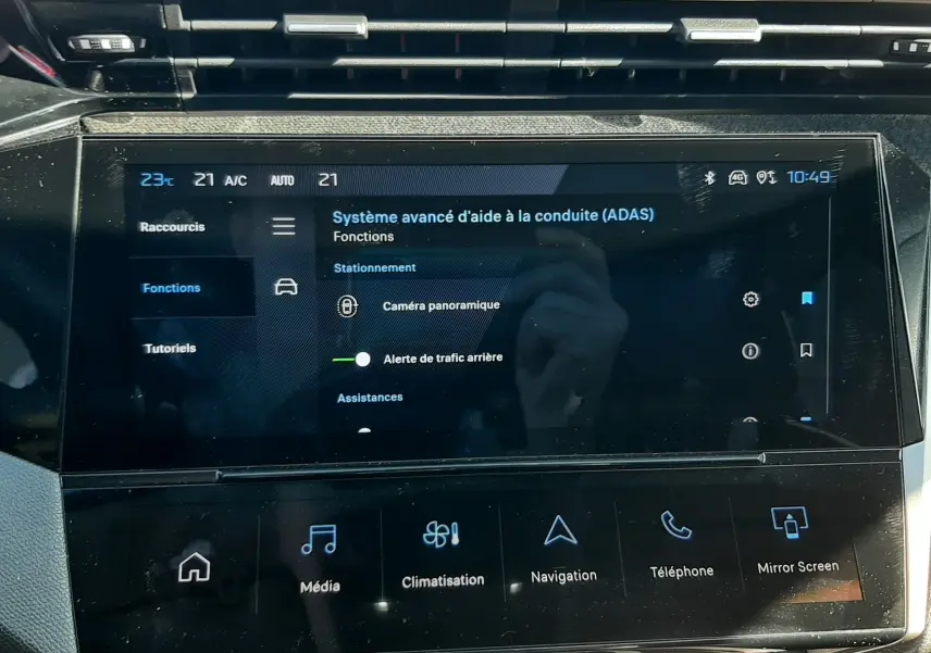 Écran tactile central du Peugeot 308 SW Hybrid 2025 affichant le menu d’aide à la conduite et les commandes multimédia.