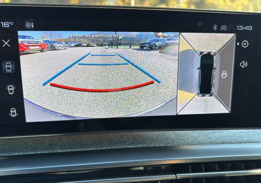 Écran multimédia du Peugeot 3008 hybride 2025 montrant la caméra de recul et la vue 360° en intérieur.