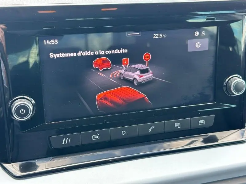 Écran tactile intérieur du SEAT Arona 2025 affichant les systèmes d'aide à la conduite.