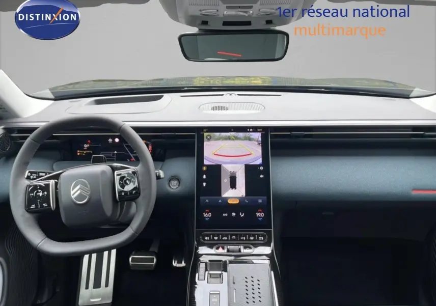 Vue intérieure frontale du tableau de bord et volant noir du Citroën C5 Aircross 1.2 Hybrid 145ch BVA Max 2026.