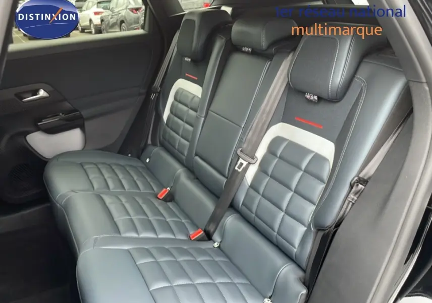Vue intérieure des sièges arrière en cuir gris noir matelassé du Citroën C5 Aircross 2026, côté droit ouvert.