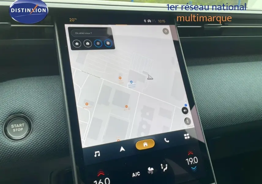 Vue rapprochée de l’écran tactile central du Citroën C5 Aircross noir Perla Nera, affichant la navigation GPS.