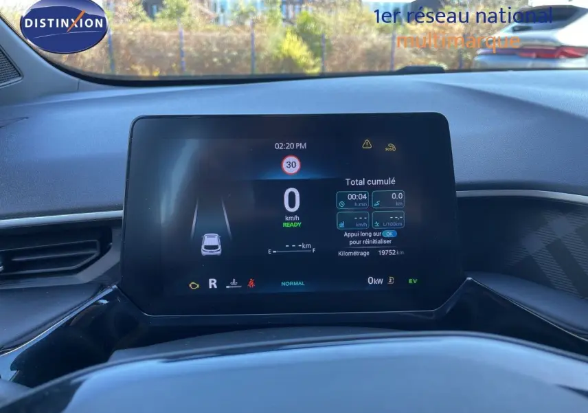 Affichage numérique central du tableau de bord du MG3 Dover White 2025, montrant l'écran de conduite et les informations du véhicule.