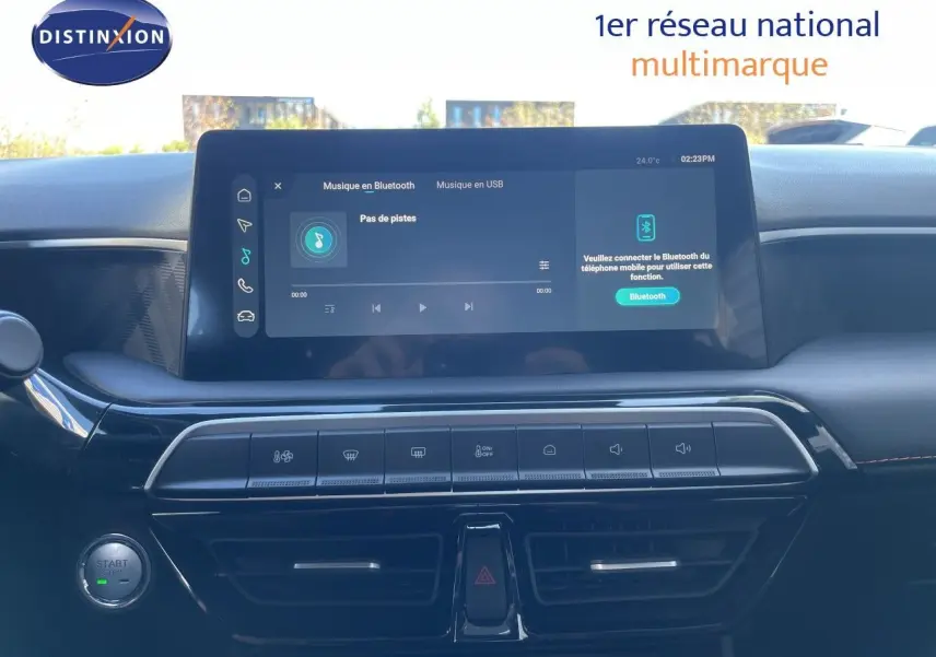 Vue intérieure centrée sur la console centrale du MG3 1.5L Hybrid+ 2025 en blanc Dover, avec écran tactile et commandes climatisation.