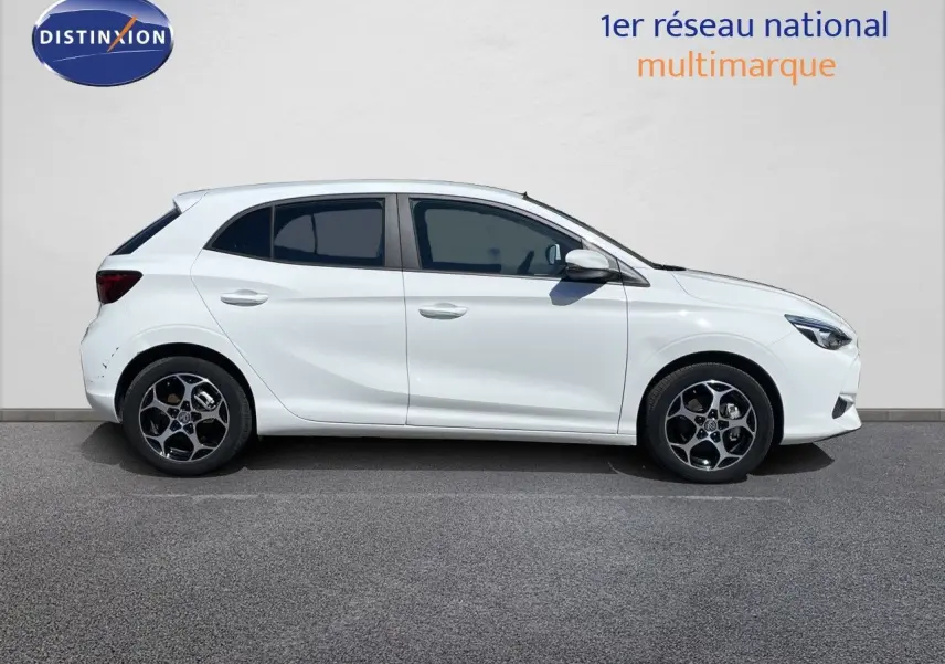 Vue de profil côté gauche d'une MG3 2025 blanche Dover White avec jantes alliage noires et vitres teintées.