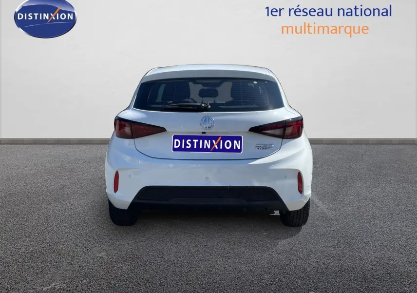 Vue arrière d'une MG3 1.5L Hybrid+ 195ch en blanc Dover, avec feux arrière foncés et logo MG visible.