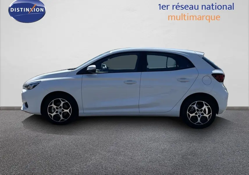 Vue latérale droite d’une MG3 1.5L HYBRID+ 195CH Comfort blanche Dover, avec jantes alliage et lignes épurées.