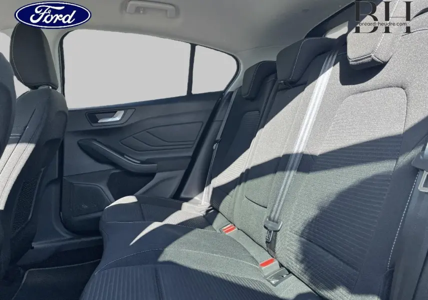 Vue latérale intérieure sur la banquette arrière en tissu noir avec surpiqûres blanches d'une Ford Focus 2022 gris lunaire.
