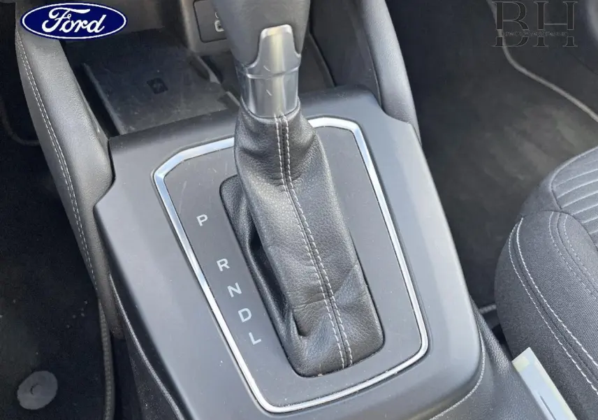 Gros plan sur la console centrale de la Ford Focus 2022, montrant le levier de vitesses automatique en cuir noir.