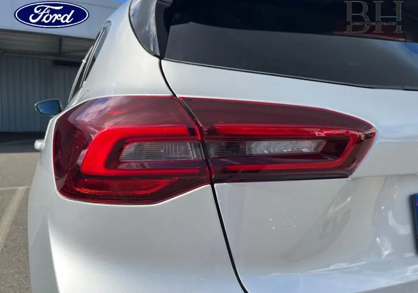 Gros plan sur le feu arrière gauche d’une Ford Focus gris lunaire métallisé, soulignant la finition moderne du modèle 2022.