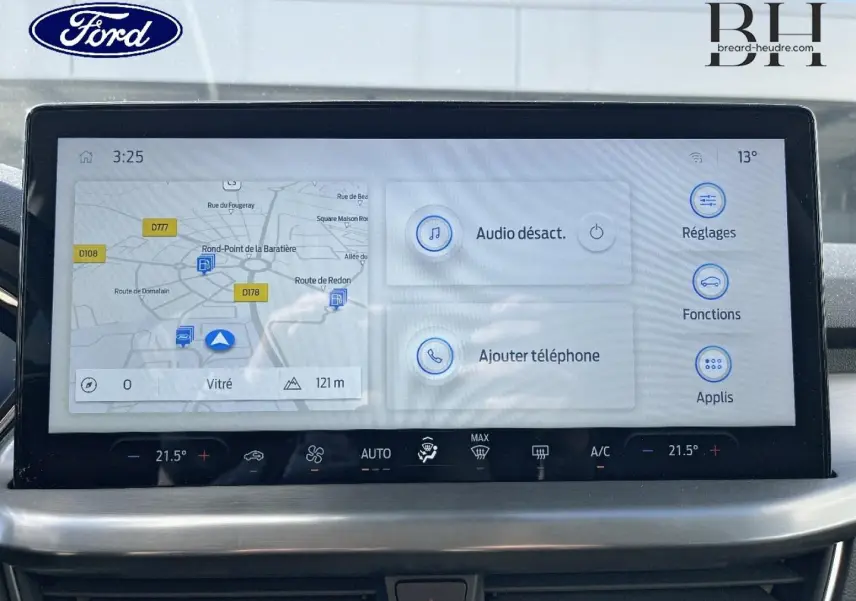 Vue intérieure centrée sur l'écran tactile multifonction de la Ford Focus Titanium X 2022 avec navigation affichée.