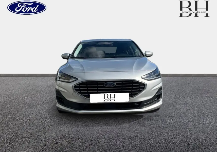 Ford Focus 2022 gris lunaire métallisé vue de face avec calandre chromée et phares LED fins.