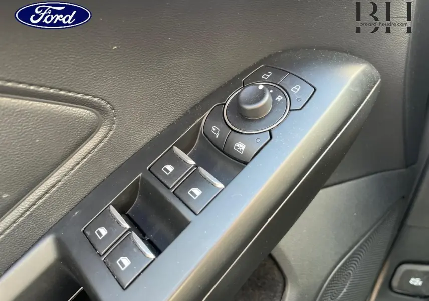 Commande des vitres électriques et réglage des rétroviseurs sur la porte côté conducteur d’une Ford Focus gris Lunaire.