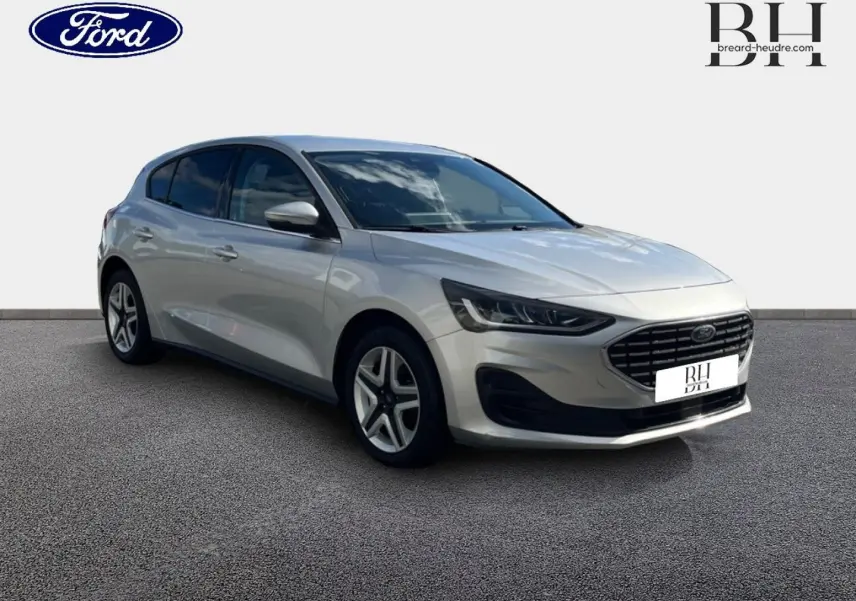 Vue 3/4 avant gauche d'une Ford Focus 2022 gris lunaire métallisé avec calandre noire et jantes alliage.