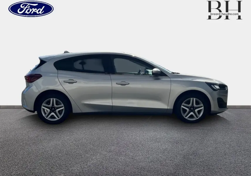 Ford Focus 2022 gris lunaire métallisé vue de profil côté gauche, avec jantes alliage et vitres surteintées.