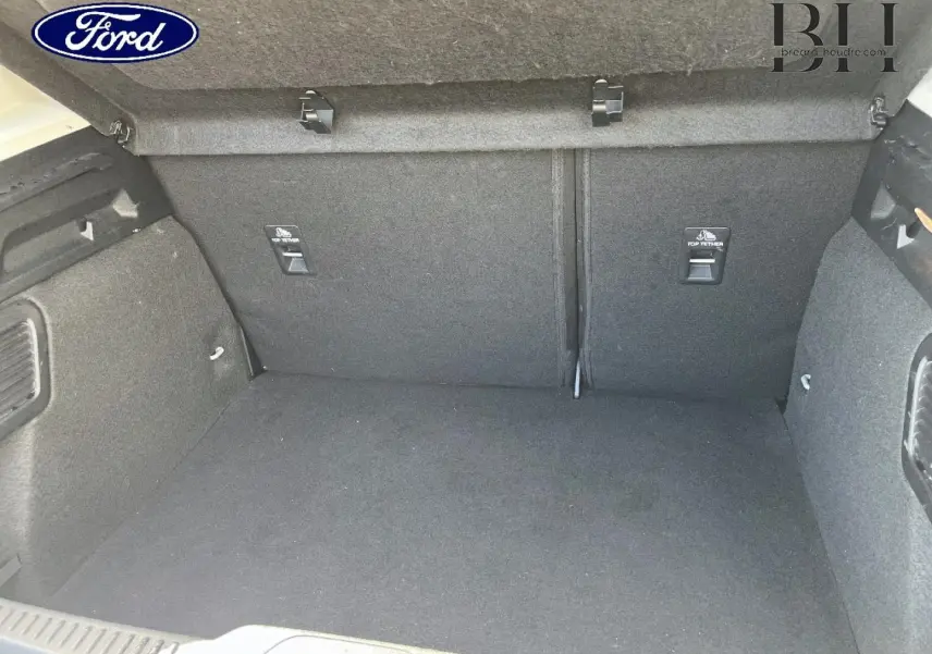 Coffre vide de Ford Focus 2022 gris lunaire, vue intérieure arrière montrant la banquette rabattable et fixations Top Tether.