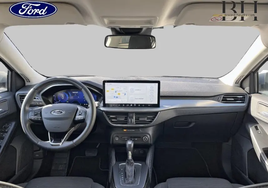 Intérieur de la Ford Focus 2022 gris Lunaire, vue frontale du tableau de bord avec écran tactile et volant cuir multifonction.