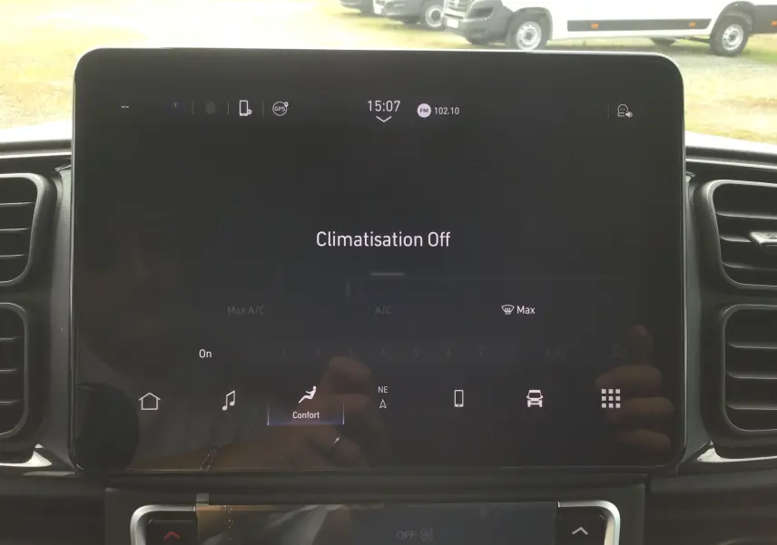 Écran tactile central du tableau de bord du Peugeot Boxer Fourgon blanc, affichant le menu climatisation désactivée.