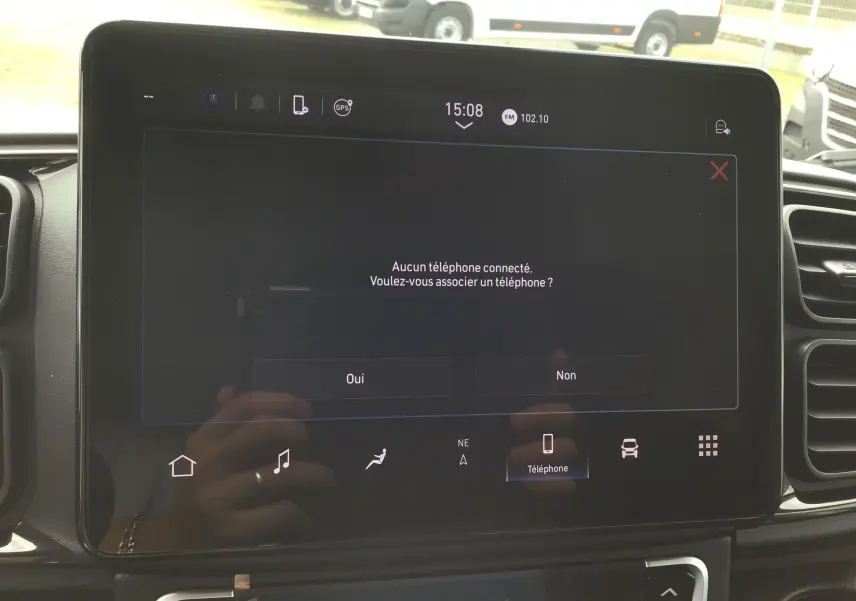 Écran tactile central du Peugeot Boxer Fourgon blanc 2025 affichant la connexion téléphone dans l'habitacle.