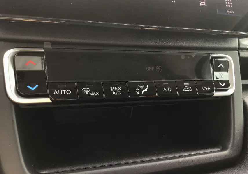 Gros plan sur la commande de climatisation automatique du Peugeot Boxer Fourgon blanc, avec boutons de réglage et affichage digital.