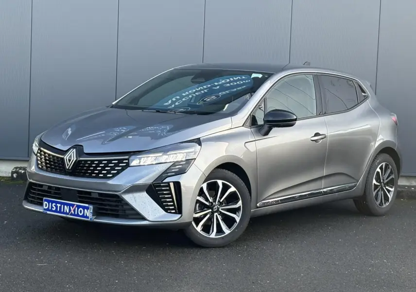 Renault Clio V TCe 90 Techno gris schiste vue 3/4 avant droit, avec jantes alliage et signature lumineuse LED.