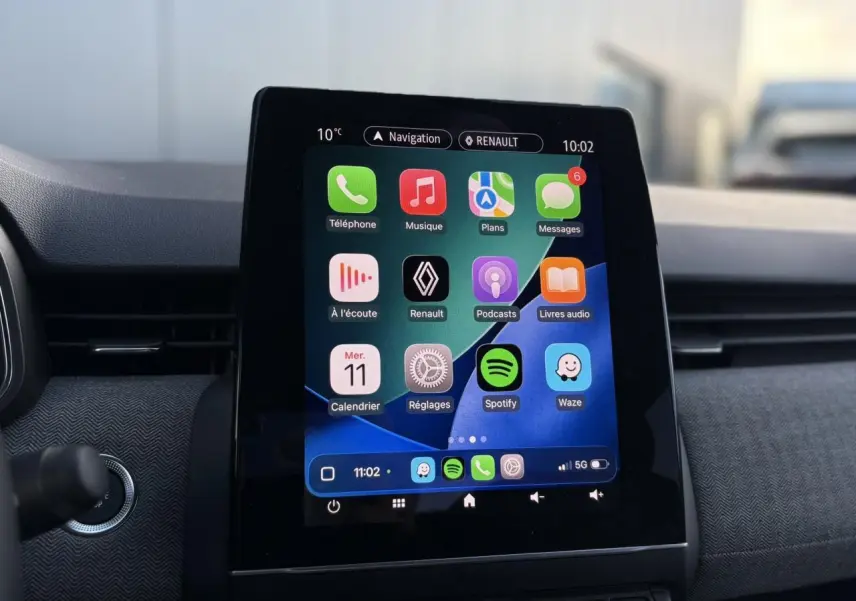 Écran tactile multimédia 9,3 pouces de la Renault Clio V TCe 90 Techno, affichant applications connectées.