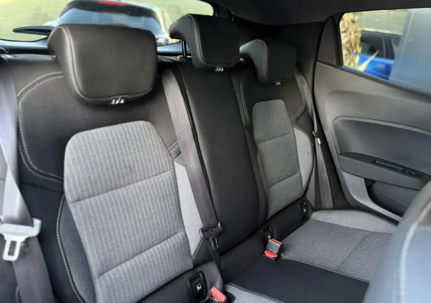 Vue intérieure arrière droite des sièges tissu gris et noir de la Renault Clio V TCe 90 Techno 2025.