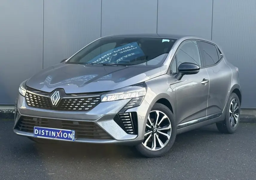 Renault Clio V TCE 90 Techno gris schiste vue 3/4 avant avec jantes alliage et calandre distinctive.