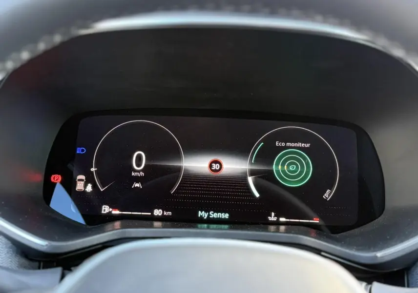 Combiné numérique 10 pouces de la Renault Clio gris schiste, affichant vitesse, eco moniteur et mode My Sense.