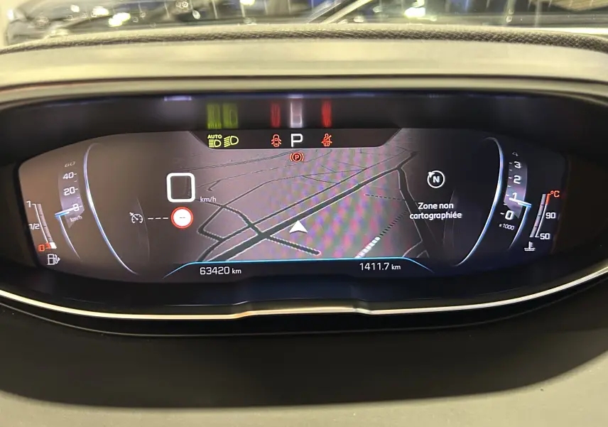 Tableau de bord numérique du Peugeot 3008 Puretech 130 EAT8 Allure affichant la navigation et les compteurs.
