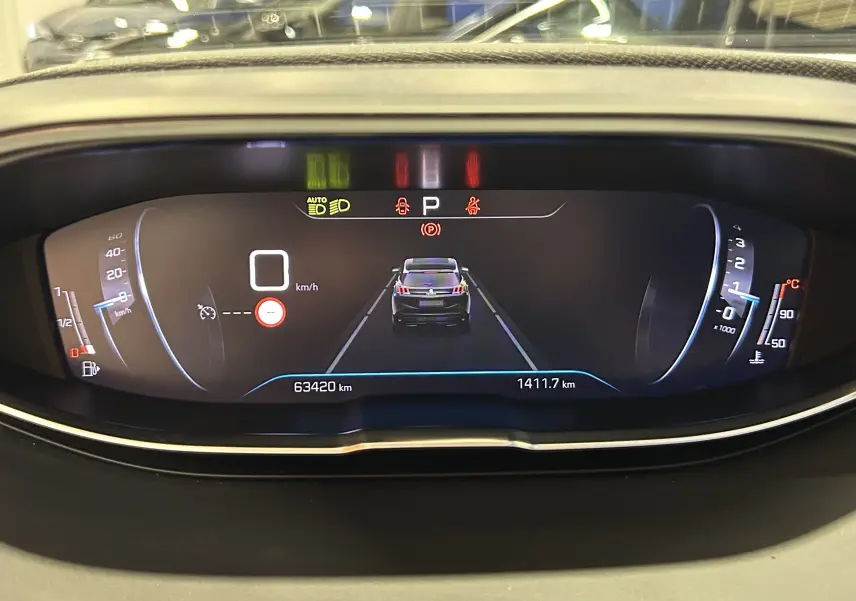 Tableau de bord numérique du Peugeot 3008 affichant la vitesse à 0 km/h et un visuel arrière du véhicule en gris.