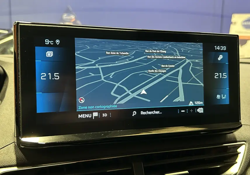Écran tactile central du Peugeot 3008 2022 affichant la navigation avec température intérieure à 21,5°C.