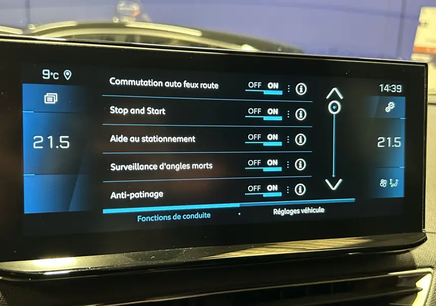 Écran tactile intérieur du Peugeot 3008 Puretech 130 Allure montrant les réglages d'aides à la conduite activés.