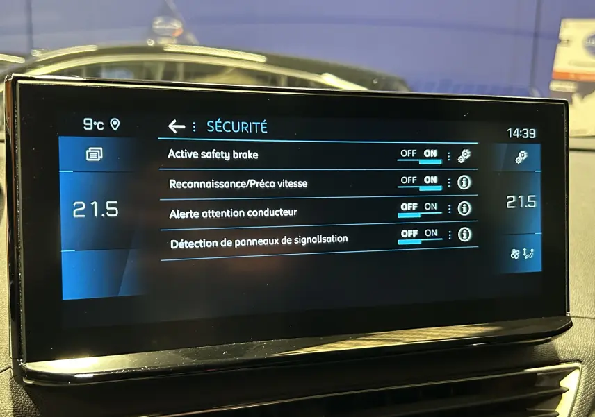 Écran tactile intérieur du Peugeot 3008 2022 affichant les réglages de sécurité, avec interface en français.