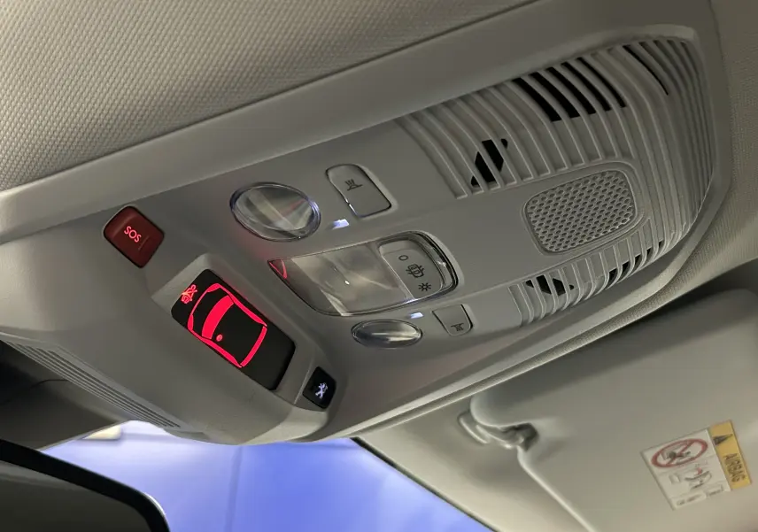 Vue intérieure du plafonnier gris clair avec commandes d'éclairage et bouton SOS du Peugeot 3008 2022.