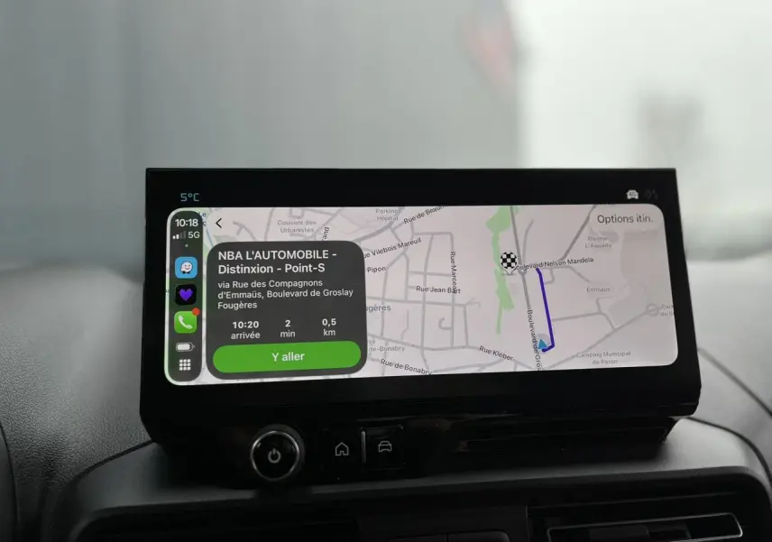 Écran tactile 10 pouces du tableau de bord du Citroën Berlingo Multispace blanc, affichant une navigation GPS.