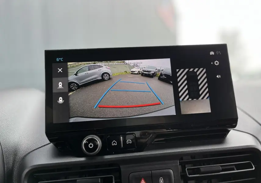Écran tactile intérieur montrant la caméra de recul avec vue arrière et angles de stationnement du Citroën Berlingo blanc.