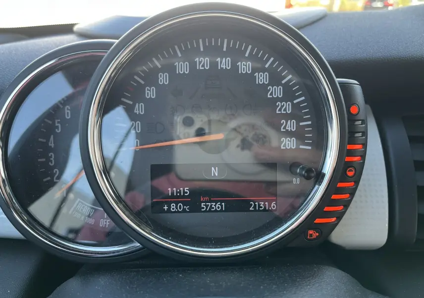 Gros plan sur le compteur de vitesse circulaire de la MINI Cabriolet F57 bleu, affichant 57 361 km et température extérieure.