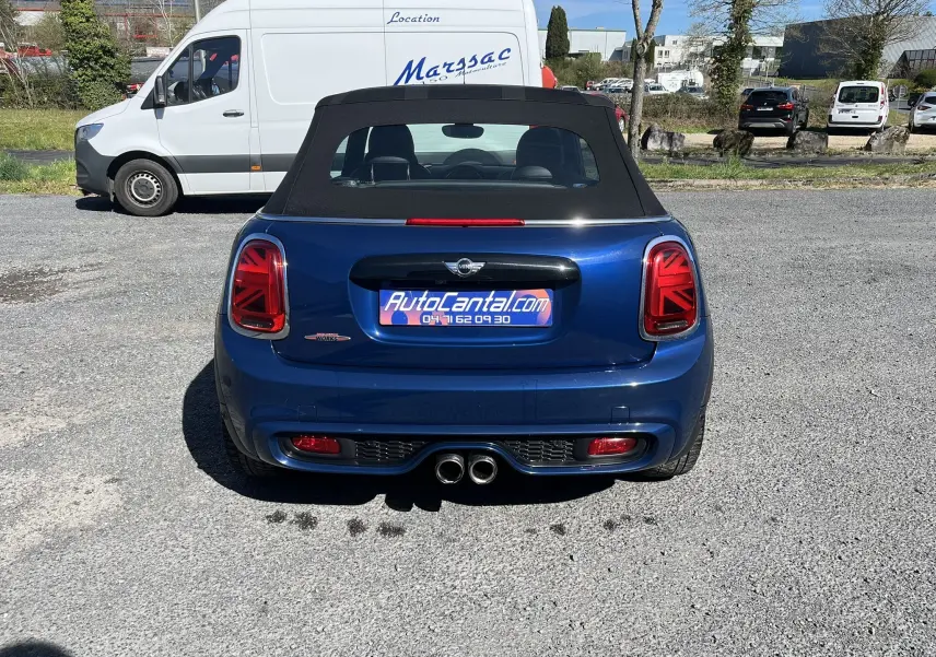 Vue arrière d'une MINI Cabriolet F57 Cooper S bleu avec capote noire et feux arrière à motif Union Jack.