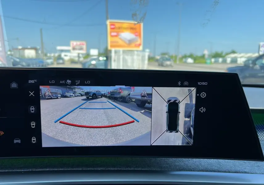 Écran intérieur du Peugeot 3008 New Hybrid 145 GT 360 montrant la caméra de recul et la vue 360° en stationnement.