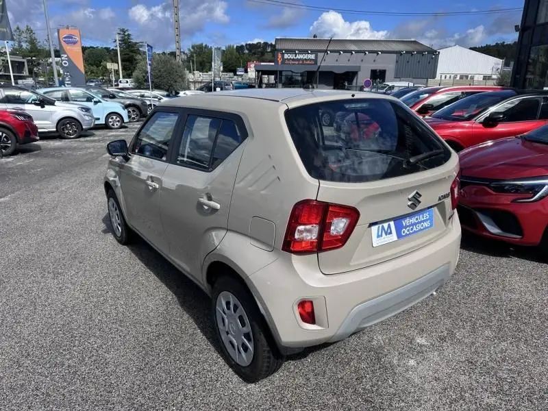 Vue 3/4 arrière droite d'une Suzuki Ignis beige 2023 en version 1.2 Dualjet Hybrid, stationnée en extérieur.