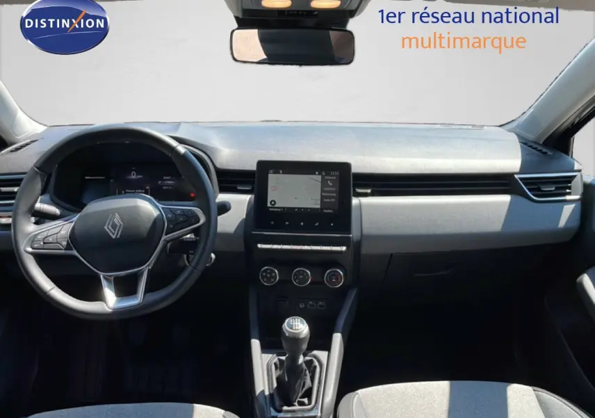 Vue intérieure avant du tableau de bord et volant noir de la Renault Clio V BlueDCI 100ch Evolution avec boîte manuelle.