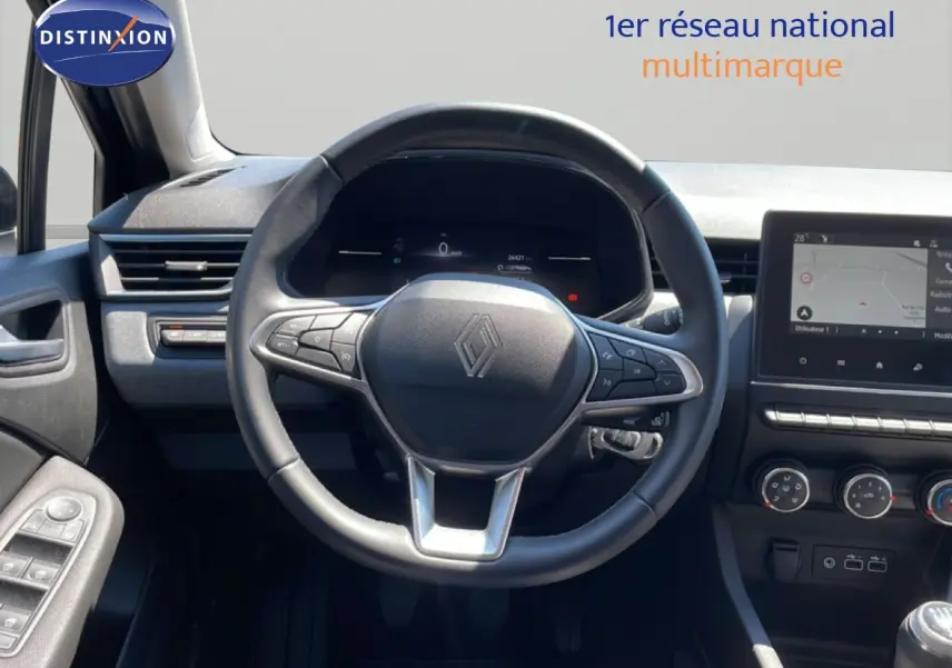 Vue intérieure centrée sur le volant cuir noir de la Renault Clio 2025 avec tableau de bord digital et écran tactile.