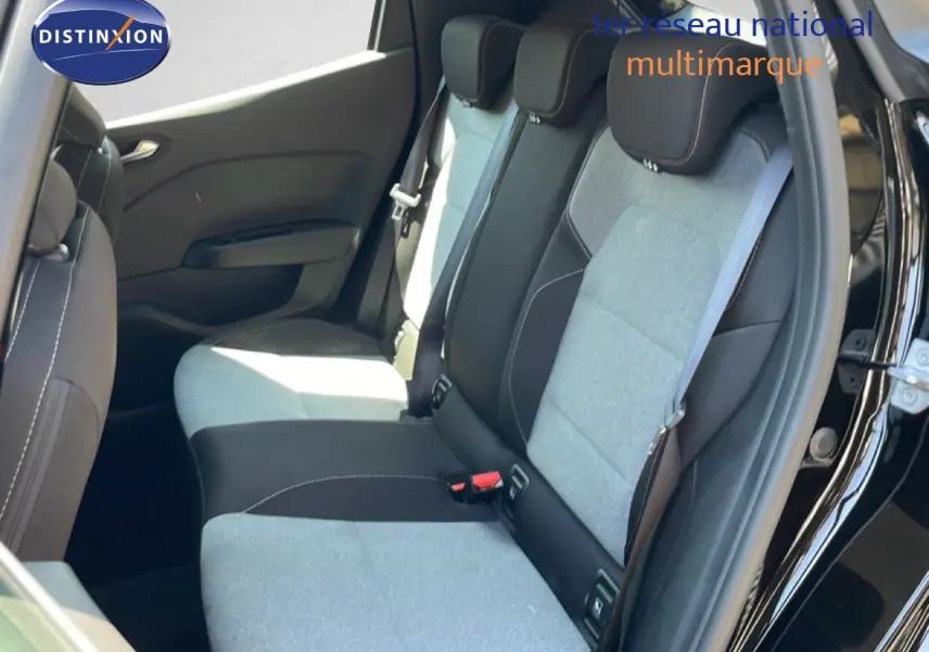 Vue intérieure côté droit des sièges arrière gris clair et noir d’une Renault Clio noire étoile métal 2025.
