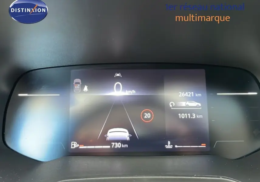Affichage numérique du tableau de bord Renault Clio noir étoile métal, vue frontale centrée sur l'écran de conduite.