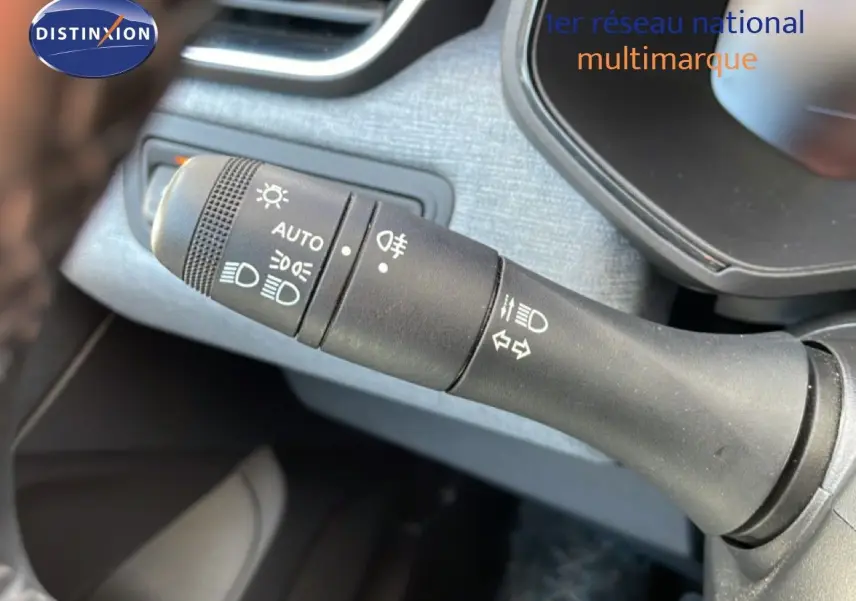 Gros plan sur la commande des phares et clignotants dans l'habitacle d'une Renault Clio noir étoile métal 2025.