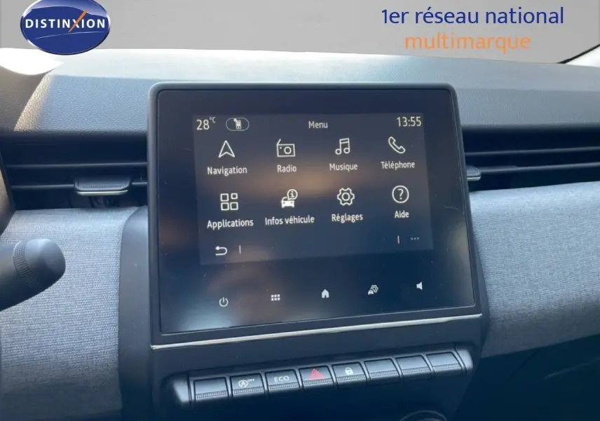 Écran tactile central du tableau de bord de la Renault Clio V BluedCi 100ch Evolution, finition tissu gris et noir.
