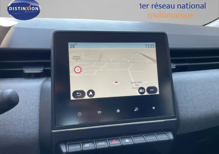 Tableau de bord de Renault Clio noir étoile métal 2025, vue frontale centrée sur l'écran tactile avec navigation GPS.