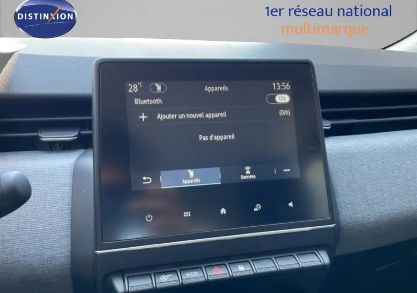 Écran tactile central de la Renault Clio V Bluetci 100ch Evolution 2025, affichant le menu Bluetooth, intérieur tissu gris.