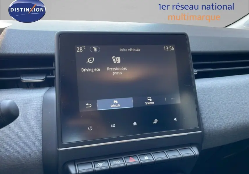 Écran tactile central du tableau de bord de la Renault Clio noir étoile métal, affichant les infos véhicule à 13h56.